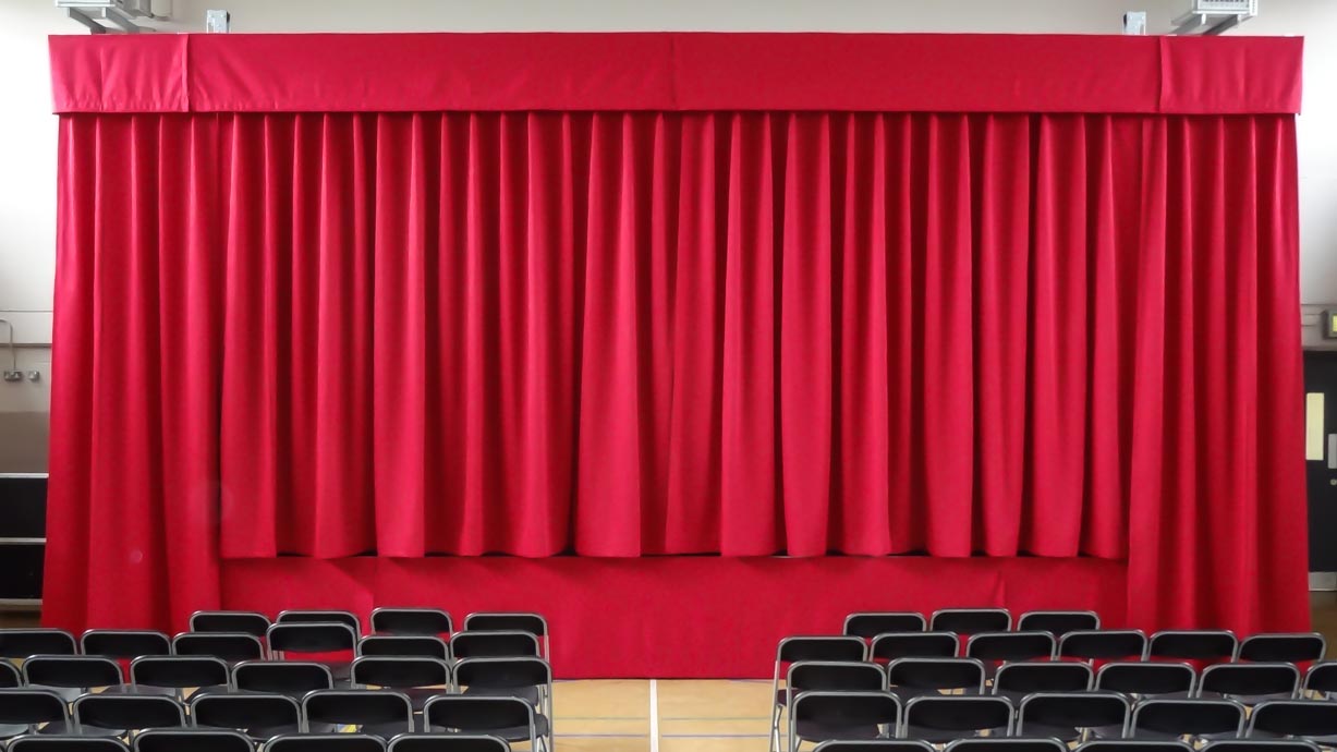 Nord-Irland Ballybay, Sporthalle / Lieferung eines Bühnenkabinetts