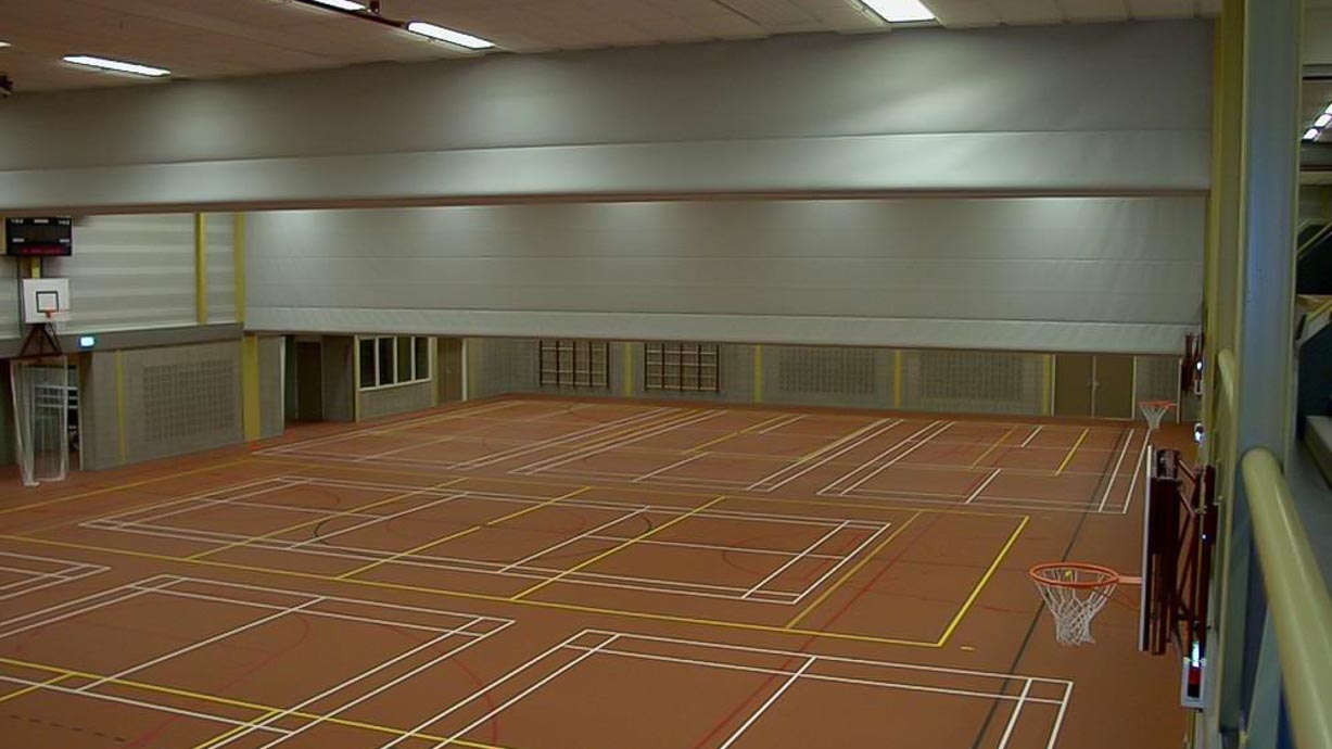 München, Schulsporthalle / Lieferung und Montage von Trennvorhängen