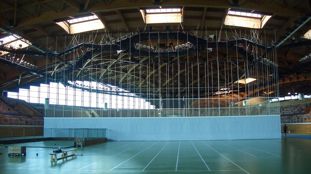 Luxemburg Stadt, Coque Halle / Lieferung und Montage von Trennvorhängen als Netz-/Lederkombination